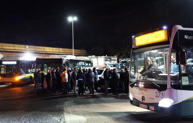 Trabajadores concentrados a las 6.15 de la mañana de este miércoles, 24 de septiembre, en  las cocheras de Ezkaba a la hora de inicio del servicio diurno /