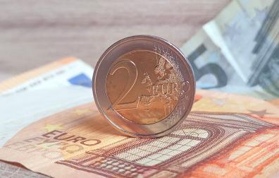 Moneda de 2 euros con el mapa del continente europeo completo