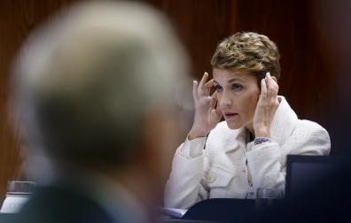 Gesto de la presidenta María Chivite, durante su comparecencia en la comisión de investigación del Senado