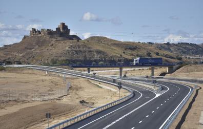 Tramo de la autovía A-22 entre Huesca y Siétamo recién inaugurado; 12,8 km de vía rápida en la ruta hacia Lleida. Al fondo, el Castillo de Montearagón