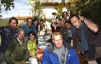 En primer plano, de izq. a drcha: el director Emilio Estévez, el actor Simón Andreu, la pamplonesa Ventura Ruiz y el actor Martin Sheen, posando en 
octubre de 2009 en el hotel Akerreta junto al resto de los actores y figurantes que participaron en el rodaje de la escena.