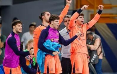 Adrián Sola, en el centro, celebrando en el banquillo del Barça una jugada durante este Mundial de clubes