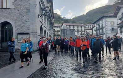 Inicio de la marcha solidaria, este domingo por la mañana en Leitza.