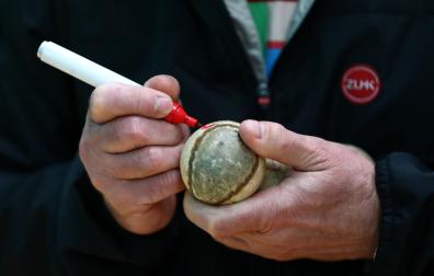 Martín Alústiza marca una pelota en una elección de material.