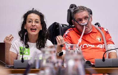 María García y Carlos Ardanaz, en el Parlamento