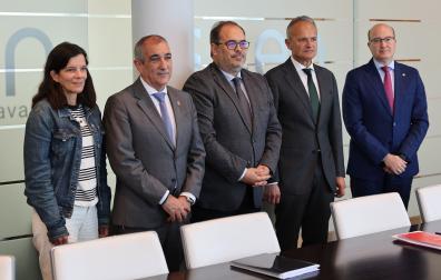 Posan tras la reunión, de izda. a dcha.: la directora de Transportes, Berta Miranda, y el consejero Óscar Chivite, por el Gobierno navarro; el Comisionado del Corredor Atlántico del Ministerio, José Antonio Sebastián, y por la CEN, Manuel Piquer y Carlos Fernández Valdivielso