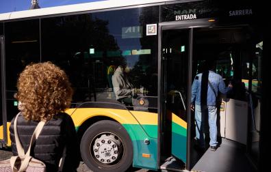 Una persona accede a un autobús del TUC en Pamplona