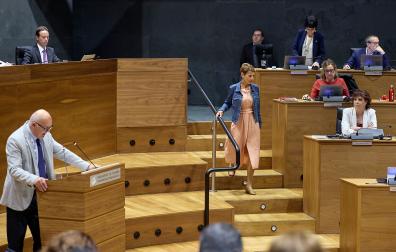 El parlamentario de Vox, Emilio Jiménez, interviene este jueves durante el pleno del Parlamento