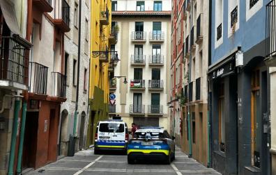 Dos vehículos de la Policía Municipal este jueves por la tarde en el bloque de la calle Tejería