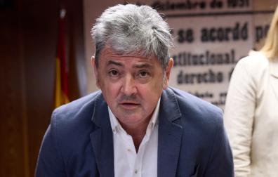Antxon Alonso toma asiento en su comparecencia en el Senado el pasado julio