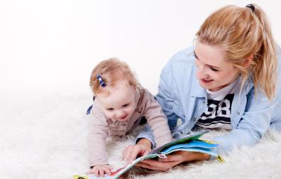Una madre enseña un libro a su bebé