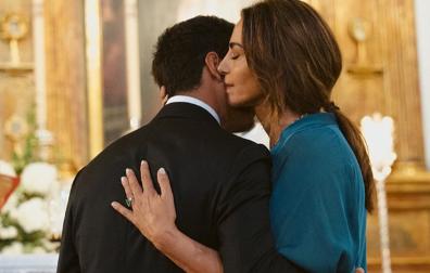 Tierno abrazo entre Alberto Herrera y su madre, Mariló Montero, en una fotografía publicada por el novio en Instagram
