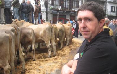Joxan Igoa, ganadero de Bera, en una Feria de Lesaka