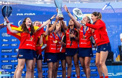 Las españolas celebran en el podio el título de campeonas de Europa tras derrotar a Francia en la final /