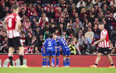 Los jugadores del Getafe celebran el tanto de Mayoral ante la frustración de los locales /