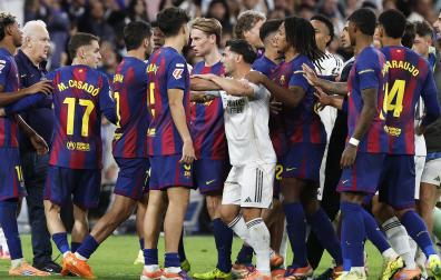 -Los jugadores del Real Madrid y del Barcelona discuten al finalizar el partido de la décima jornada de LaLiga EA Sports /