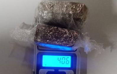 Los dos paquetes de hachís fueron pesados dando un resultado de 40,6 gramos