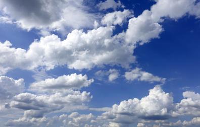 Unas nubes blancas alrededor de un cielo azul oscuro