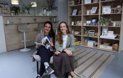 Las socias de Escape the rutina, Paula Vera y Lucía Martínez, en su local inaugurado en la calle Aralar de Pamplona