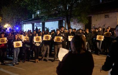 Varios vecinos sujetan carteles contra la cita gastronómica durante la protesta de este viernes /