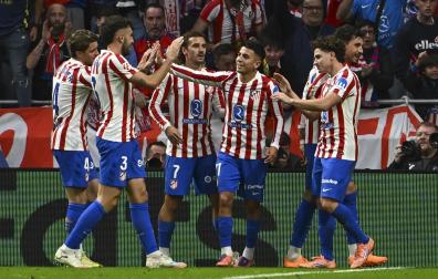 Los jugadores del Atlético de Madrid celebran el gol de Thiago Almada