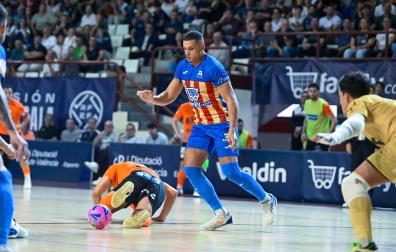 Yunii, futbolista del Family Cash Alzira, se dispone a lanzar a la portería de Raúl Jiménez