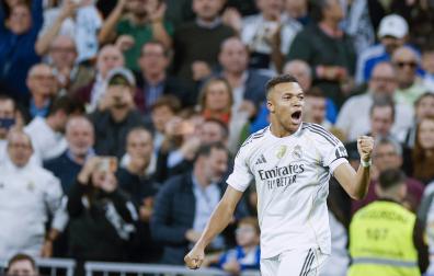 Kylian Mbappé celebra el primero de sus goles ante el Valencia