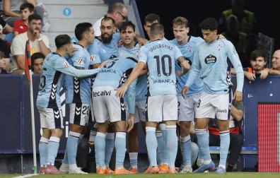 Los jugadores del Celta celebran el gol de Miguel Román, que les dio la victoria en el campo del Levante en el minuto 91