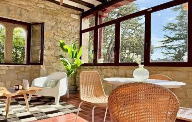 Terraza acristalada en la primera planta del inmueble