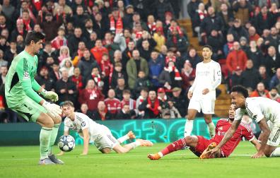 El meta del real Madrid Thibaut Courtois salva con las piernas un remate de Cody Gakpo durante el encuentro /