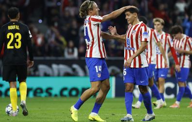 El jugador del Atlético Marcos Llorente celebra con Nahuel Molina el tercer gol del equipo rojiblanco /