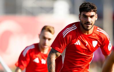 Isaac Romero durante una sesión de entrenamiento con el Sevilla