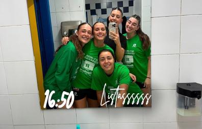 Una de las fotos compartidas por Mica Casasola de su rutina diaria. La argentina posa junto a Isi, Maca, Elsa y Nerea en el vestuario del Replasa Beti Onak en el polideportivo Hermanos Induráin de Villava