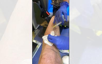 Un sanitario atiende al corredor navarro Jorge Urquizu tras sufrir el choque contra un cactus /