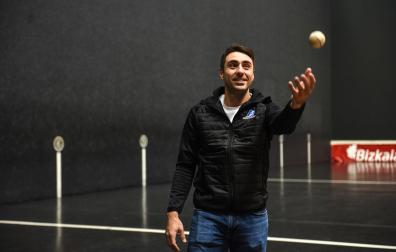 Peio Etxeberria juega con una pelota en el frontón Bizkaia.