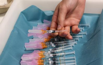 Varias dosis de la vacuna de la gripe preparadas para su administración.