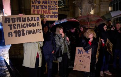 Concentración delante de la Casa Consistorial de Pamplona de los afectados por la promoción de VPO de Maristas