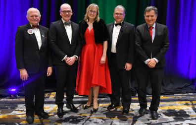 De izquierda a derecha, los doctores Michael Lotze, George Coukos, Julie R. Brahmer, F. Stephen Hodi e Ignacio Melero durante el reconocimiento.