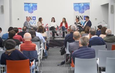 Vania Samperio, tercera por la izquierda, durante la jornada de Diario de Navarra sobre vivienda