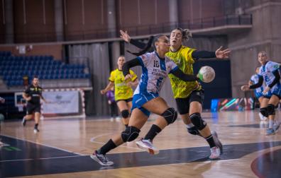 Luzia Zamora, durante un ataque frente a la defensa del Grafometal en el duelo de Logroño