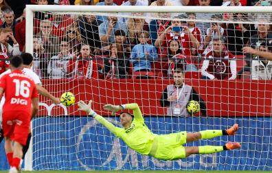 El centrocampista del Sevilla Rubén Vargas (i) marca el 1-0 de penalti
