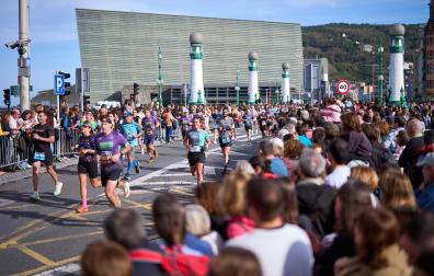 Fotos de la Behobia-San Sebastián en la que han participado más de 1.000 navarros.