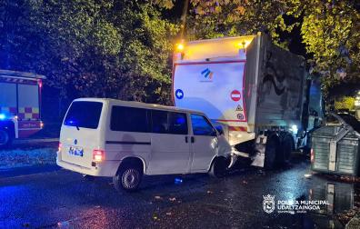 El pasado fin de semana una furgoneta chocó contra un camión de recogida de residuos