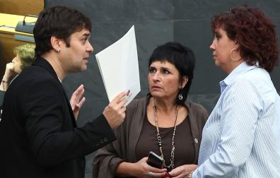 Pablo Azcona, Laura Aznal y Ainhoa Unzu, la semana pasada en el pleno del Parlamento de Navarra