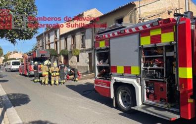 Efectivos de bomberos, en el exterior de la vivienda donde se ha producido el incendio