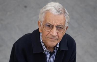 Alfonso Verdoy, con un ejemplar de su libro ‘El toreo. Arte y mito’
