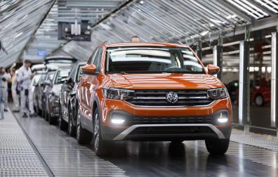 Un T-Cross en el taller de revisión final de Volkswagen Navarra.