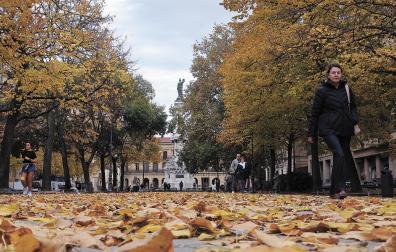 Hojas sobre el pavimento del paseo de Sarasate en una imagen otoñal de hace unos días