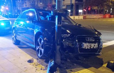Estado en el que quedó el automóvil del accidente en la avenida de Bayona /