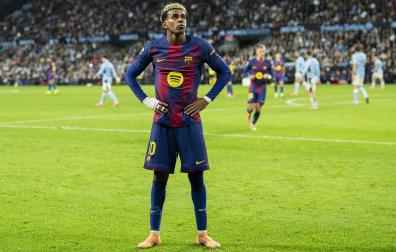 El delantero del FC Barcelona, Lamine Yamal, tras conseguir el tercer gol de su equipo durante el encuentro contra el Celta /